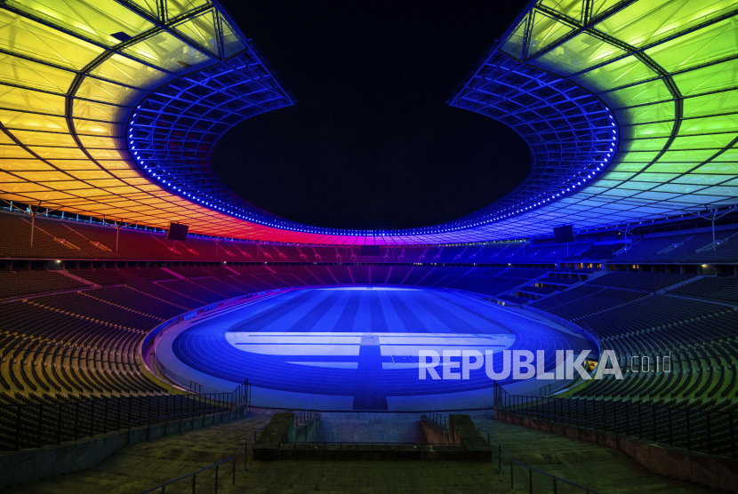 Stadion Olimpiade di Berlin menyala dalam warna pelangi, selama pertandingan sepak bola Euro 2020 antara Jerman dan Hongaria yang diadakan di Munich, Jerman, pada Rabu 23 Juni 2021. UEFA tidak mengizinkan Munich untuk menerangi stadion untuk Euro malam ini Pertandingan tahun 2020 dengan warna pelangi sebagai bentuk dukungan bagi kaum LGBT. Keputusan badan sepak bola Eropa itu dikritik secara luas di Jerman, yang melawan Hungaria dalam pertandingan grup terakhir di Munich. 