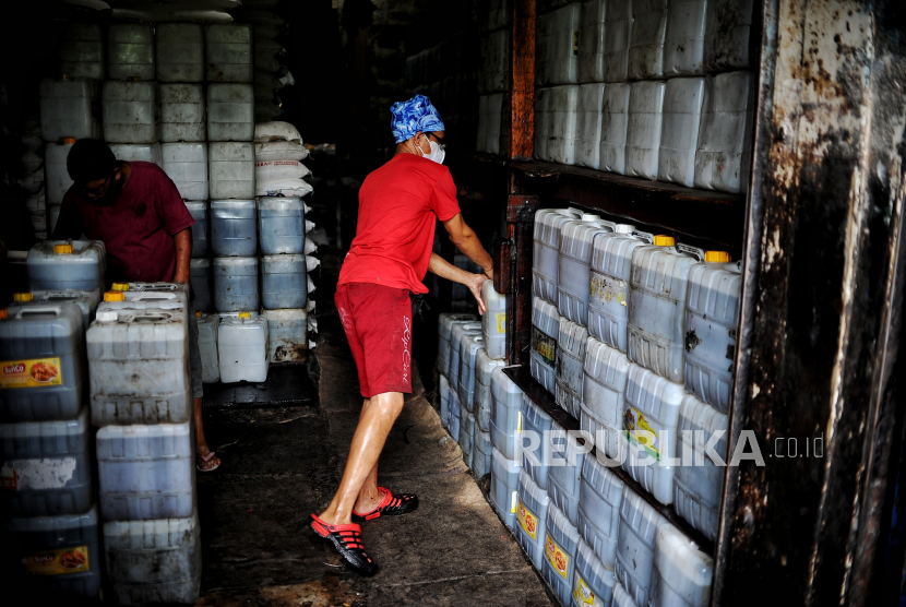 Pekerja mengangkat jerigen berisi minyak di agen minyak curah di kawasan Kebayoran Lama, Jakarta Selatan, Kamis (26/5/2022). Pemerintah melalui kementerian Perindustrian berencana akan menghentikan program subsidi minyak goreng curah pada 31 Mei 2022 mendatang. Republika/Thoudy Badai