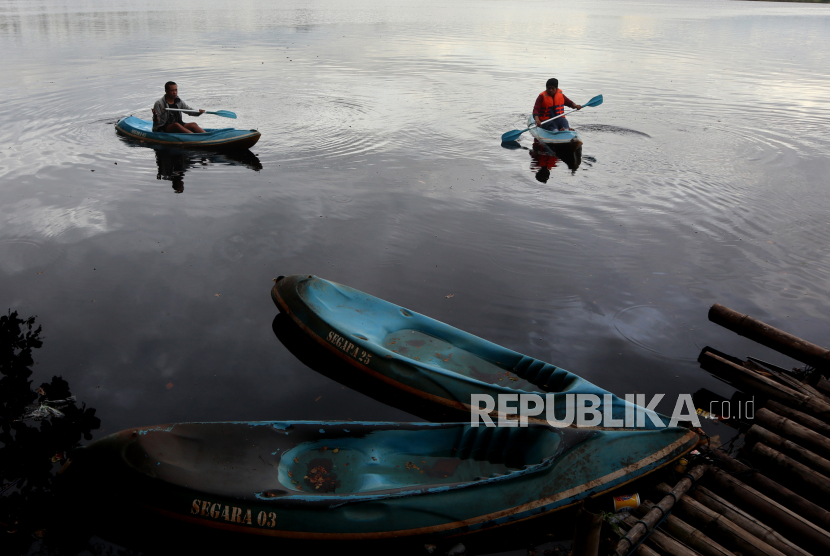 Warga mendayung kano di kawasan wisata alam Danau Dendam Tak Sudah, Bengkulu. Pemprov Bengkulu ingin mengubah wisata tersebut seperti TMII di Jakarta.