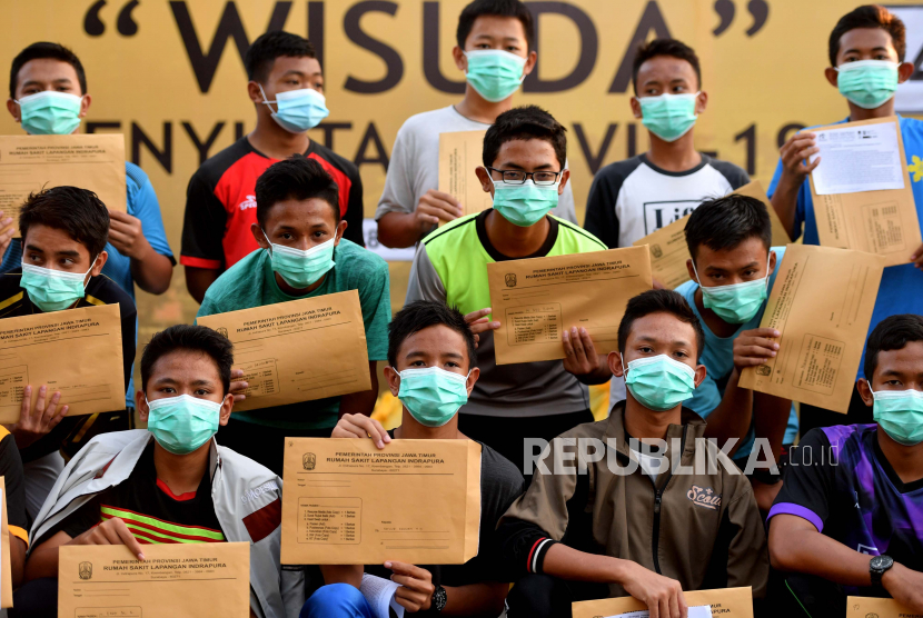 Sejumlah santri asal Ponpes Gontor berpose ketika mengikuti wisuda penyintas  COVID-19 di halaman Rumah Sakit Lapangan Surabaya, Jawa Timur, Selasa (28/7/2020). Berdasarkan data Satgas penanganan COVID-19 menyatakan jumlah pasien sembuh di Jawa Timur pada (28/7) sebanyak 401 pasien sehingga total pasien yang dinyatakan sembuh tercatat 13.081 orang. 
