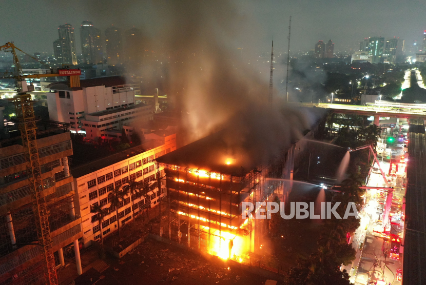 Foto udara gedung utama Kejaksaan Agung yang terbakar di Jakarta, Minggu (23/8) 