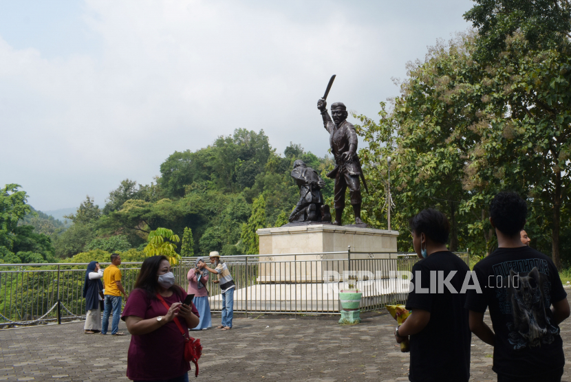 Wisatawan menikmati suasana di objek wisata Monumen Korban Keganasan PKI di Desa Kresek, Kabupaten Madiun, Jawa Timur, Selasa (1/6/2021). Sebagian warga memanfaatkan libur Hari Lahir Pancasila untuk berwisata di objek wisata yang berada di kaki Gunung Wilis tersebut. 