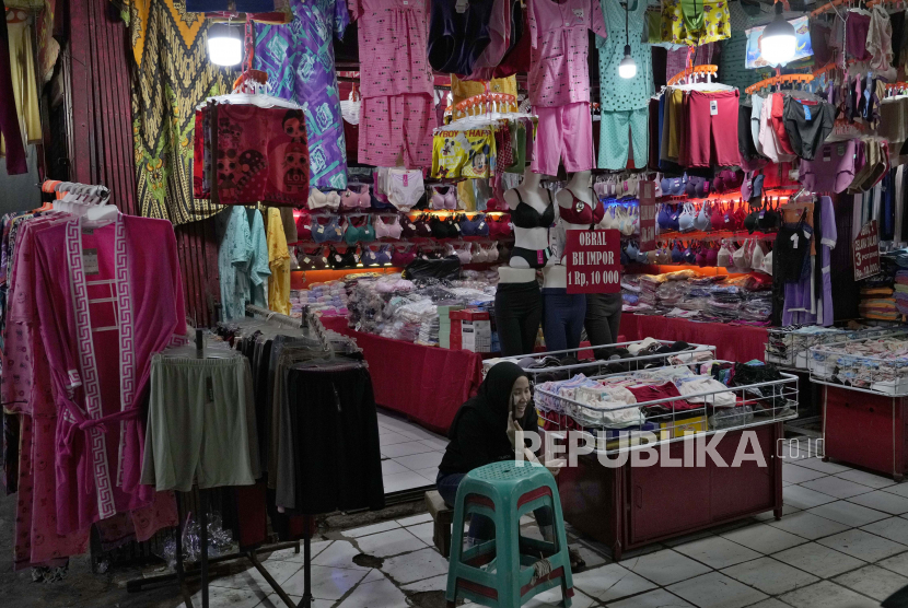 Seorang penjual pakaian menunggu pelanggan di tokonya di pasar tradisional (ilustrasi). Pasar tradisional di Kabupaten Mamuju Provinsi Sulawesi Barat mulai dipadati pengunjung untuk berbelanja berbagai kebutuhan menghadapi Idul Fitri 1443 Hijiriah.
