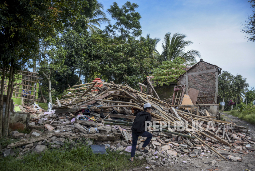 Warga berada di depan rumah yang rusak pasca gempa bumi di Kampung Selakawung, Kecamatan Cilaku, Kabupaten Cianjur,  (ilustrasi).