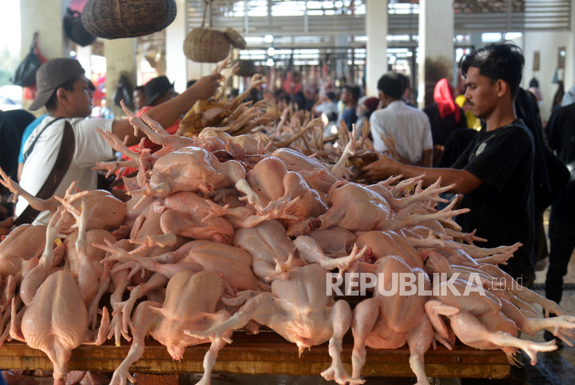 Pengunjung membeli ayam potong di pasar tradisional (ilustrasi). Harga daging ayam ras terus mengalami kenaikan hingga menyentuh Rp 40 ribu per kg. 