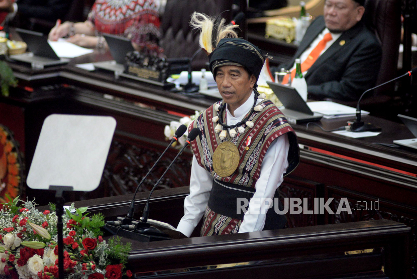 Presiden Joko Widodo menyampaikan pidato kenegaraan pada Sidang Tahunan MPR dan Sidang Bersama DPR - DPD Tahun 2023 di Gedung Nusantara, Kompleks Parlemen, Senayan, Jakarta, Rabu (16/8/2023). Jokowi menyampaikan pidato kenegaraan dalam rangka Hari Ulang Tahun (HUT) ke-78 Kemerdekaan RI. Presiden Joko Widodo menghadiri Sidang Tahunan MPR Tahun 2023 kali ini mengenakan pakaian adat Tanimbar Maluku.