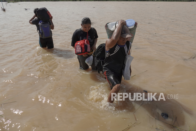 Badan Penanggulangan Bencana Daerah (BPBD) Provinsi Banten mengevakuasi warga korban bencana banjir dan angin kencang (Foto: ilustrasi)