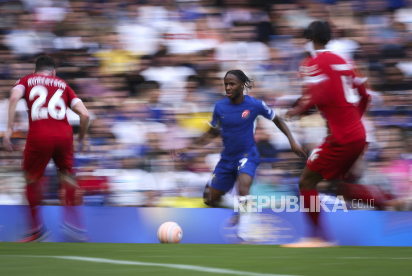 Penyerang Chelsea, Raheem Sterling (tengah), membawa bola saat pertandingan sepak bola Liga Primer Inggris 2023/2024.