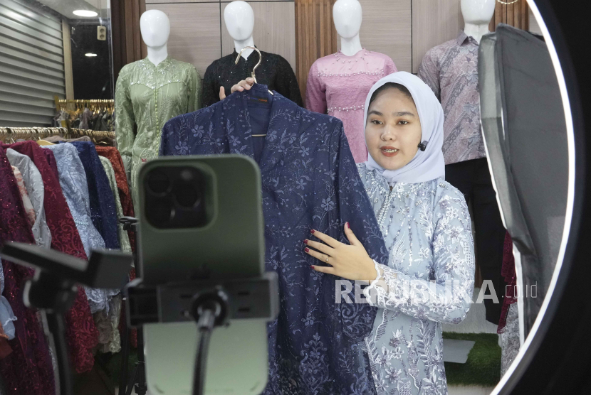  Pedagang menjual kebaya via live shopping media sosial di Tanah Abang Jakarta, Indonesia  Kamis, 28 September 2023. 