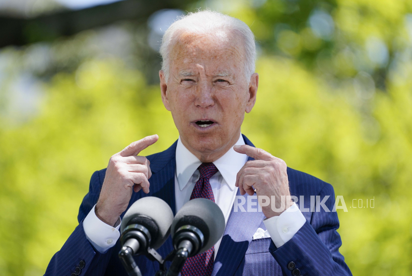  Presiden Joe Biden berbicara tentang COVID-19, di Halaman Utara Gedung Putih, Selasa, 27 April 2021, di Washington.