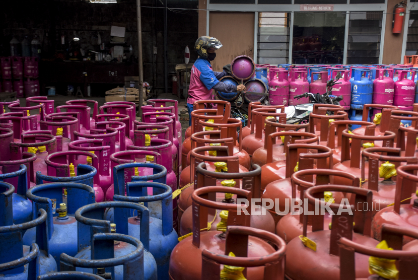 Pekerja melakukan bongkar muat gas elpiji nonsubsidi di salah satu agen LPG Nonsubsidi di Jalan Emong, Lengkong, Kota Bandung.