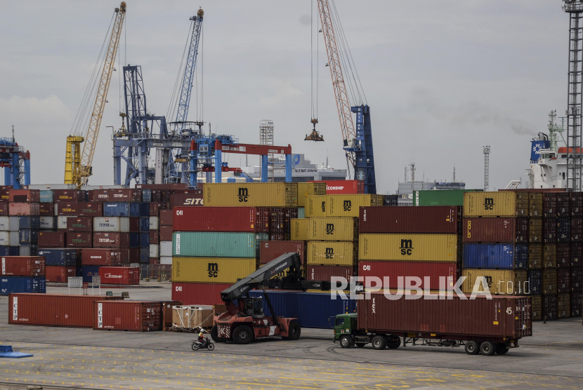 Mobil mengangkut peti kemas di Pelabuhan Tanjung Priok, Jakarta, Kamis (10/11/2022). Presiden Joko Widodo (Jokowi) mengatakan, neraca perdagangan pada 2022 mengalami surplus hingga 54 miliar dolar AS atau sekitar Rp 831 triliun.