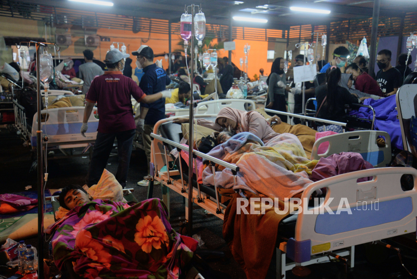Warga dirawat di lapangan RSUD Sayang, Kabupaten Cianjur, Jawa Barat, Senin (21/11/2022). BNPB mencatat hingga pukul 19.34 WIB, sebanyak 62 orang meninggal dunia dan 25 orang masih tertimbun reruntuhan akibat gempa bermagnitudo 5,6.
