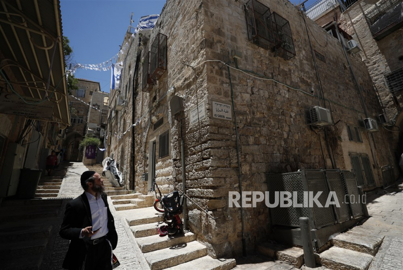 Warga berjalan di gang dekat rumah keluarga Sub-Laban di kawasan Muslim Kota Tua Yerusalem, Senin (12/6/2023). 