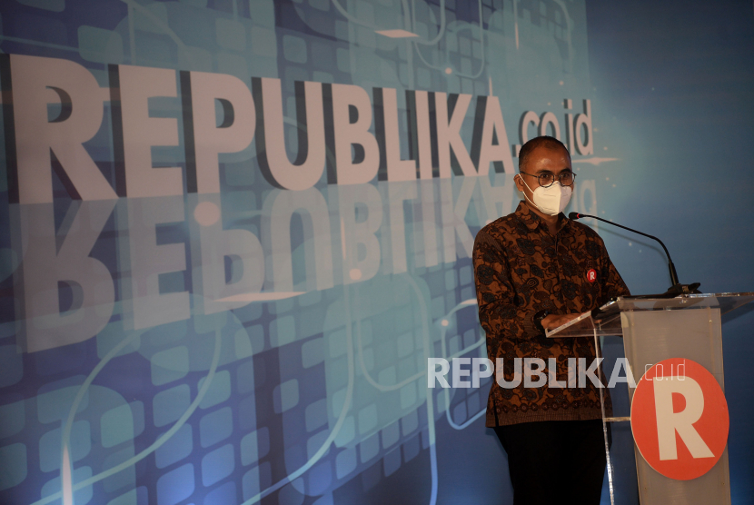 Pemimpin Redaksi Republika Irfan Junaidi memberikan sambutan pada acara malam penganugerahan Republika.co.id Award 2021 di Jakarta, Kamis (7/10). Kegiatan yang mengakat tema #BangkitBareng ini merupakan puncak peringatan HUT Republika.co.id ke 26 tahun.Prayogi/Republika