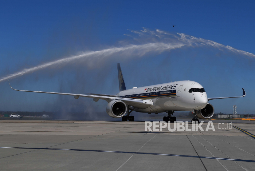 Penerbangan SQ237 dari Singapura menerima penghormatan water canon di landasan di Bandara Tullamarine di Melbourne, Australia, 01 November 2021. 