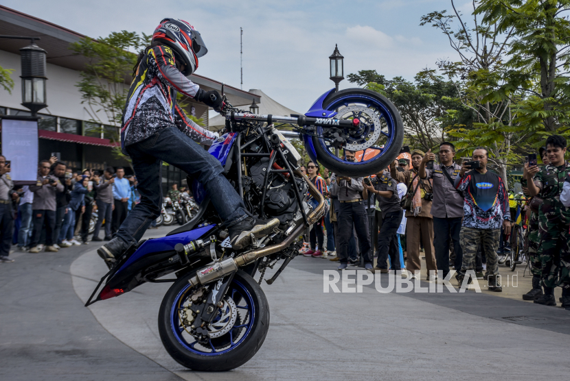 Pegiat otomotif melakukan aksi freestyle motor di pameran inovasi otomotif Kodam III/Siliwangi di Kiara Artha Park, Kota Bandung, Jumat (22/7/2022). Freestyle motor tak boleh dilakukan di jalan raya.