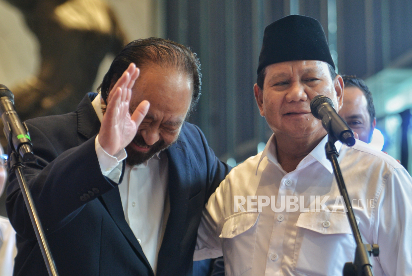 Presiden terpilih Prabowo Subianto bersama Ketua Umum Partai Nasdem Surya Paloh saat konferensi pers di Nasdem Tower, Gondangdia, Jakarta, Jumat (22/3/2024). 