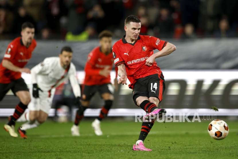 epa11173082 Benjamin Bourigeaud of Rennes scores his second goal with a penalty during the UEFA Europa League knock- out round play-offs, 2nd leg soccer match between Stade Rennes and AC Milan in Rennes, France 22 February 2024.  EPA-EFE/YOAN VALAT