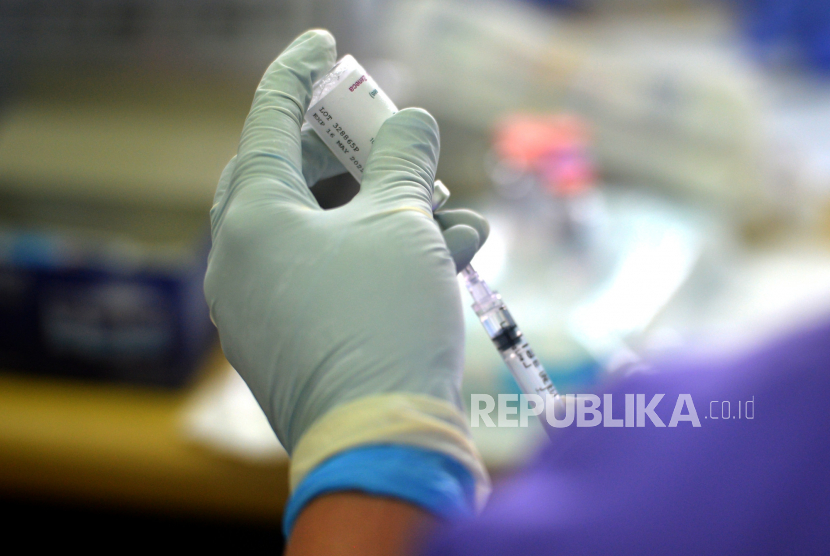 Dinas Kesehatan Kabupaten Bekasi, Jawa Barat memutuskan mengurangi jumlah permintaan vaksin Covid-19 untuk mengantisipasi vaksin yang kedaluwarsa sebelum digunakan masyarakat.