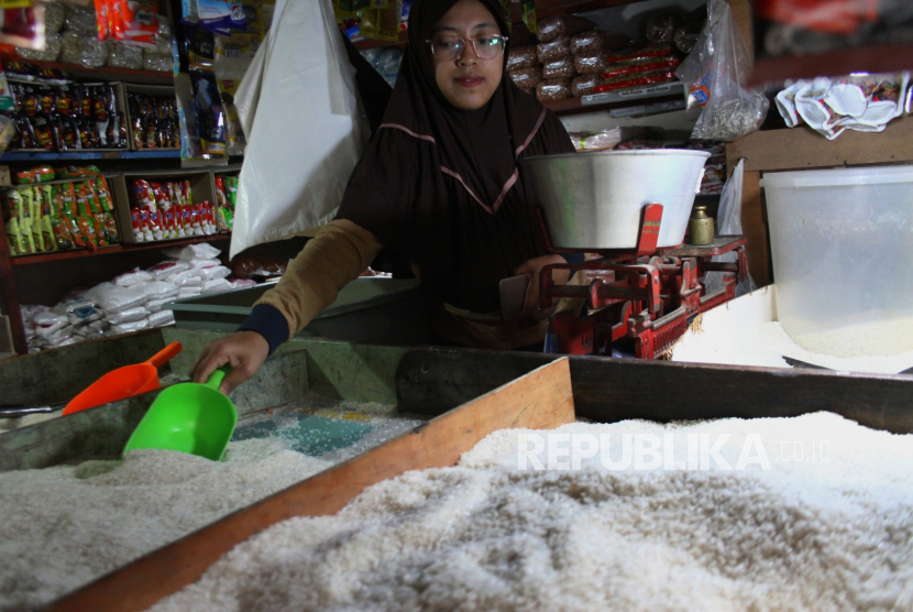 Pedagang menimbang beras jualannya di   Pasar Klojen, Malang, Jawa Timur, Kamis (10/9). Badan Pusat Statistik (BPS) mencatat, garis kemiskinan per September 2020 mencapai Rp 458.947 per kapita per bulan.
