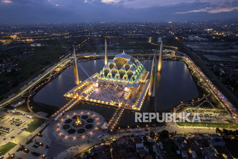 Masjid Raya Al Jabbar di Gedebage, Kota Bandung, Jawa Barat. 