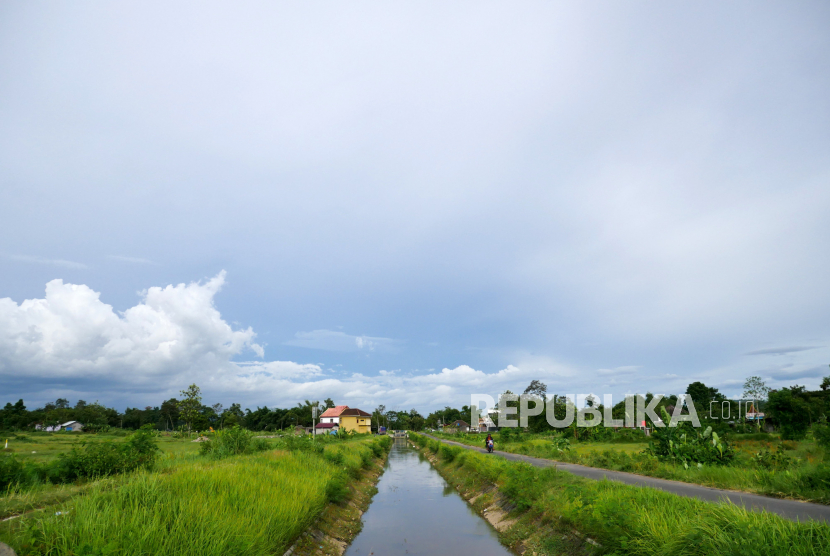 Selokan Mataram yang menjadi lokasi pembangunan tol elevated di Kalasan, Sleman, Yogyakarta, Kamis (30/12/2021). Konstruksi pembangunan Jalan Tol Solo - Yogyakarta  sepanjang 96,57 kilometer sudah dimulai.Seksi I yang menghubungkan wilayah Kartosuro - Purwomartani sepanjang 42,37 km saat ini sedang dalam tahap konstruksi, dengan progres fisik 2,07 persenn. Selanjutnya untuk Seksi II Purwomartani - Gamping sepanjang 23,43 km dan Seksi III Gamping - Purworejo sepanjang 30,77 masih dalam tahap persiapan pekerjaan fisik dengan target selesai 2024.