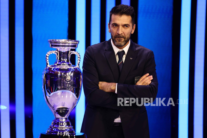 Koordinator timnas Italia Gianluigi Buffon berfoto dengan trofi UEFA EURO 2024.