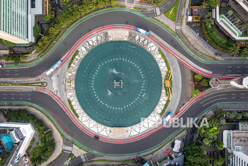 Foto udara suasana lalu lintas di kawasan Bundaran HI, Jakarta, Kamis (11/4/2024). Sejumlah jalan protokol Jakarta lengang pada hari ke-2 Idul Fitri 1445 H.