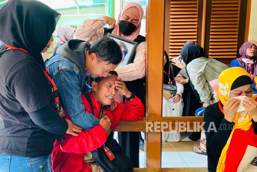 Keluarga korban pembacokan di Bogor menangis histeris usai majelis hakim Pengadilan Negeri (PN) Bogor memvonis pelaku utama berinisial ASR (17 tahun) hukuman pidana 9 tahun penjara, Senin (12/6/2023). 