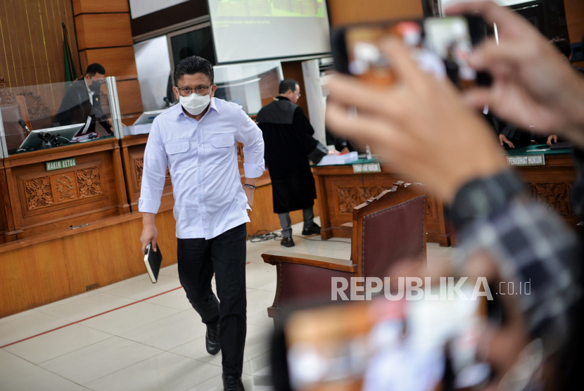 Terdakwa Ferdy Sambo meninggalkan ruang sidang usai menjalani sidang tuntutan di Pengadilan Negeri Jakarta Selatan, Selasa (17/1/2023). Jaksa penuntut umum (JPU) menuntut  terdakwa Ferdy Sambo penjara seumur hidup karena dinilai terbukti secara sah dan meyakinkan bersalah melakukan pembunuhan berencana  terhadap Brigadir Nofriansyah Yosua Hutabarat atau Brigadir J dan merusak barang bukti elektronik terkait pembunuhan Yosua.