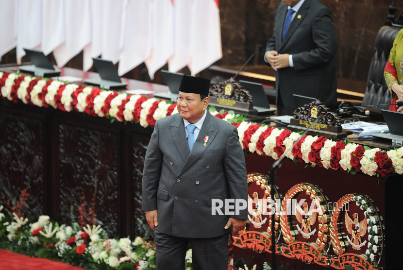 Presiden Prabowo Subianto bersiap menyampaikan pidato saat Sidang Tahunan MPR dan Sidang Bersama DPR - DPD Tahun 2025 di Gedung Nusantara, Kompleks Parlemen, Senayan, Jakarta, Jumat (15/8/2025).