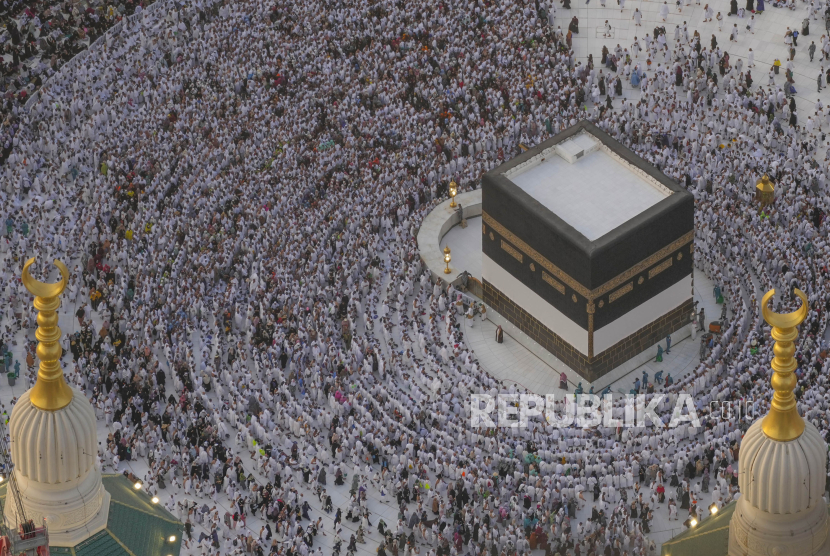 Jamaah haji melakukan tawaf di Masjidil Haram, Makkah, Arab Saudi.