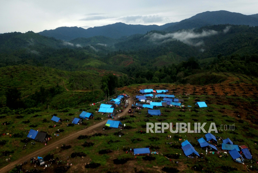 Foto udara tenda pengungsian korban banjir bandang di Perbukitan Desa Meli, Kecamatan Baebunta, Kabupaten Luwu Utara, Sulawesi Selatan, Kamis (16/7/2020). 