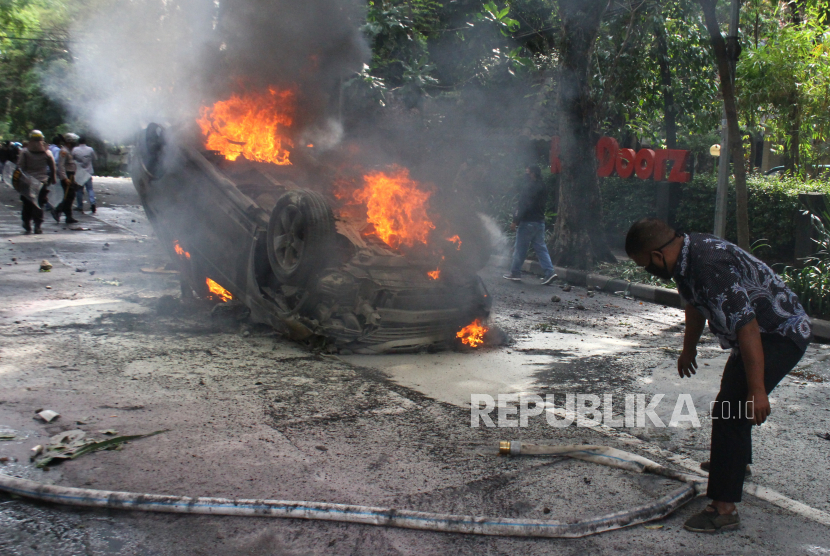 Sebuah mobil dinas Satpol PP terbakar pada aksi unjuk rasa menolak Undang-undang Cipta Kerja atau Omnibus Law di Malang, Jawa Timur, Kamis (8/10/2020). Selain mengakibatkan puluhan polisi serta pendemo luka-luka, unjuk rasa tersebut juga menyebabkan sejumlah kendaraan rusak dan beberapa diantaranya dibakar oleh massa. 