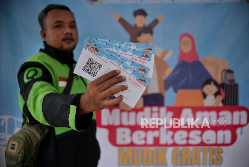 Calon pemudik menunjukan tiket mudik usai melakukan registrasi pendaftaran mudik gratis di GOR Bulungan, Jakarta. Dishub DKI memastikan alokasi anggaran mudik gratis sesuai dengan kebutuhan.