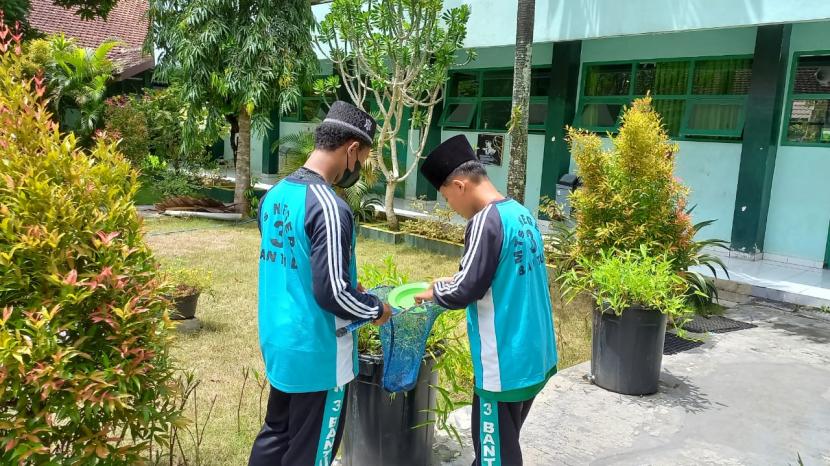 Tebar Bibit Lele, Upaya Perkuat Jiwa Wirausaha Siswa MTsN 3 Bantul