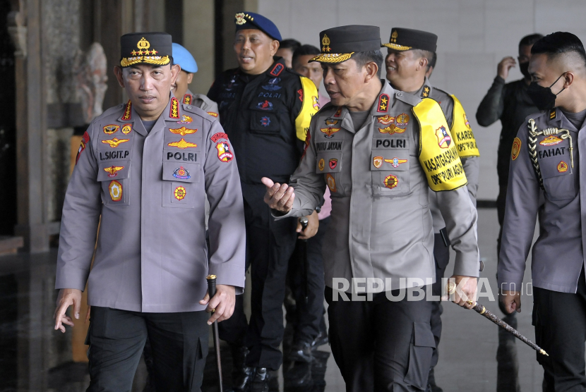 Kapolri Jenderal Pol Listyo Sigit Prabowo (kiri) berbincang dengan Kapolda Bali Irjen Pol Putu Jayan Danu Putra (kedua kanan) 