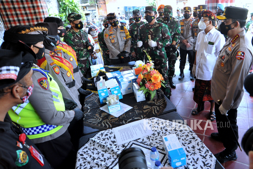 Kapolri Jenderal Pol Listyo Sigit Prabowo (kanan) bersama Panglima TNI Marsekal TNI Hadi Tjahjanto (tengah) dan Gubernur Bali Wayan Koster (kedua kanan) meninjau Pasar Kumbasari di Denpasar, Bali, Kamis (4/2/2021). Kunjungan tersebut dilakukan untuk meninjau penerapan protokol kesehatan (prokes) pencegahan COVID-19 di lingkungan pasar tradisional. 