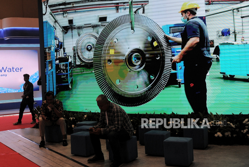 Pengunjung mengamati salah satu maket yang dipamerkan dalam Konvensi dan Pameran Panas Bumi Internasional Indonesia (IIGCE) Ke-10 di Jakarta Convention Center, Jakarta, Rabu (18/9/2024).