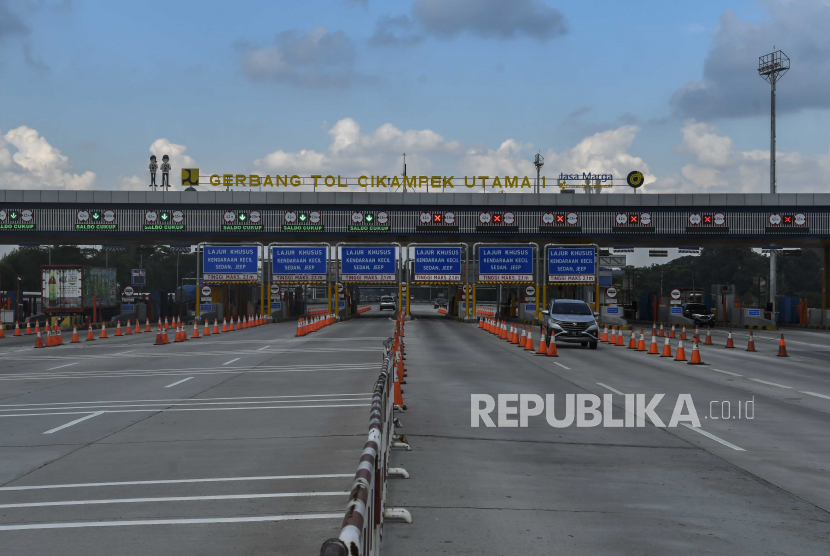 [Ilustrasi] Gerbang Tol Cikampek di Jawa Barat. Sebanyak 144.550 kendaraan kembali ke Jakarta pada hari kedua Tahun Baru 2021 atau Sabtu (2/12) kemarin.