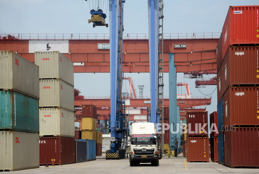 Suasana aktivitas bongkar muat di Terminal Petikemas Pelabuhan Tanjung Priok, Jakarta, Selasa (16/11). IPC Terminal Petikemas (TPK) mencatat peningkatan pendapatan sepanjang 2021.