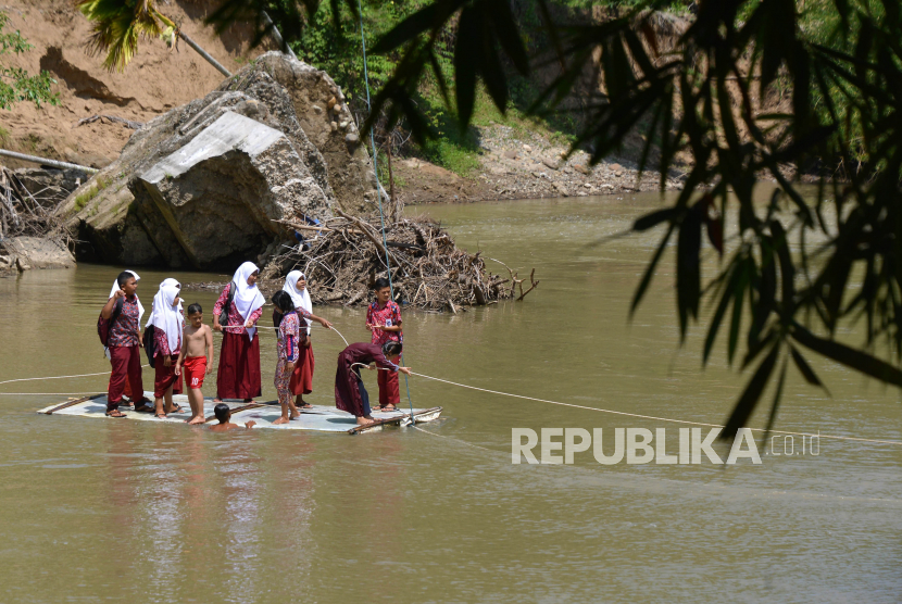 [Ilustrasi] Sejumlah siswa SD menaiki rakit bambu saat menyeberangi sungai usai pulang sekolah di Desa Siron Krueng, Kabupaten Aceh Besar, Aceh.