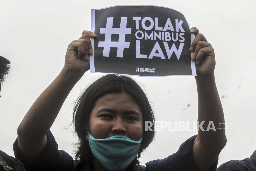 Sejumlah massa dari berbagai elemen saat melaksanakan aksi tolak Omnibus Law di depan Gedung DPR, Senayan, Jakarta, Kamis (16/7). Buruh juga berencana menggelar mogok nasional pada 6-8 Oktober 2020 atau pada saat DPR mengesahkan RUU Cipta Kerja. (ilustrasi)