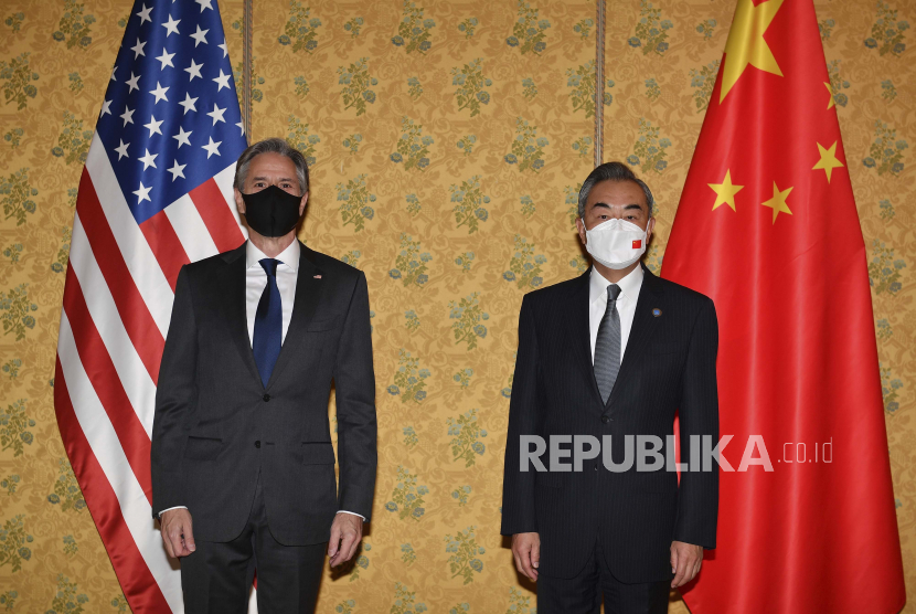 Menteri Luar Negeri AS Antony Blinken, kiri, dan Menteri Luar Negeri China, Wang Yi. Menteri Luar Negeri China Wang Yi mengatakan semua pihak yang terlibat dalam krisis perbatasan Ukraina-Rusia untuk tetap tenang. 