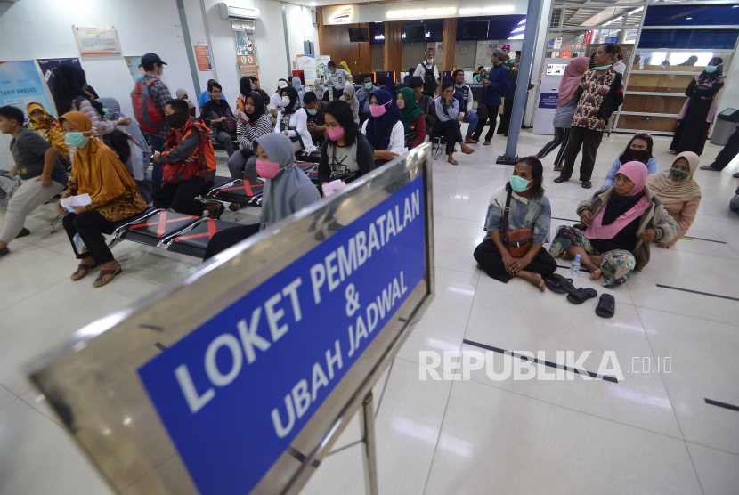 Sejumlah warga menunggu giliran pengurusan pembatalan tiket perjalanan kereta api di loket pelayanan Stasiun Pasar Senen, Jakarta, Senin (23/3). PT KAI memperpanjang pembatalan tiket hingga Juni.