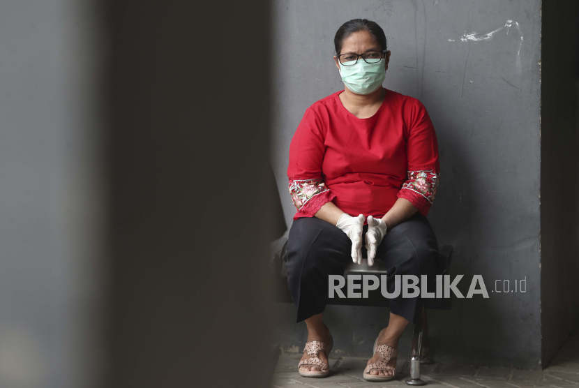  Seorang wanita menunggu tes cepat virus corona di Stadion Patriot Candrabhaga di Bekasi, Indonesia, Senin, 25 Januari 2021. Indonesia telah melaporkan lebih banyak kasus virus daripada negara lain di Asia Tenggara.