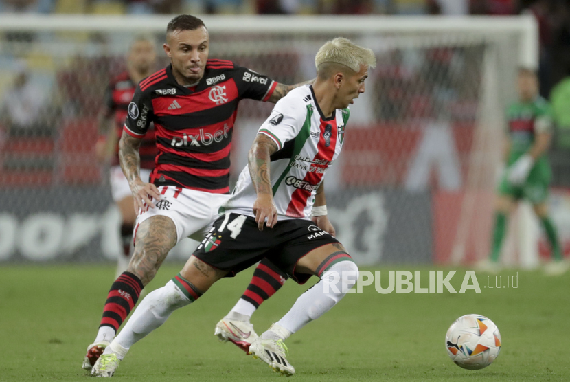 Everton Cebolinha dari Flamengo Brasil (kiri) dan Joe Abrigo dari Palestino Cile berebut bola selama pertandingan sepak bola Grup E Copa Libertadores di stadion Maracana di Rio de Janeiro, Brasil, Rabu, 10 April 2024.