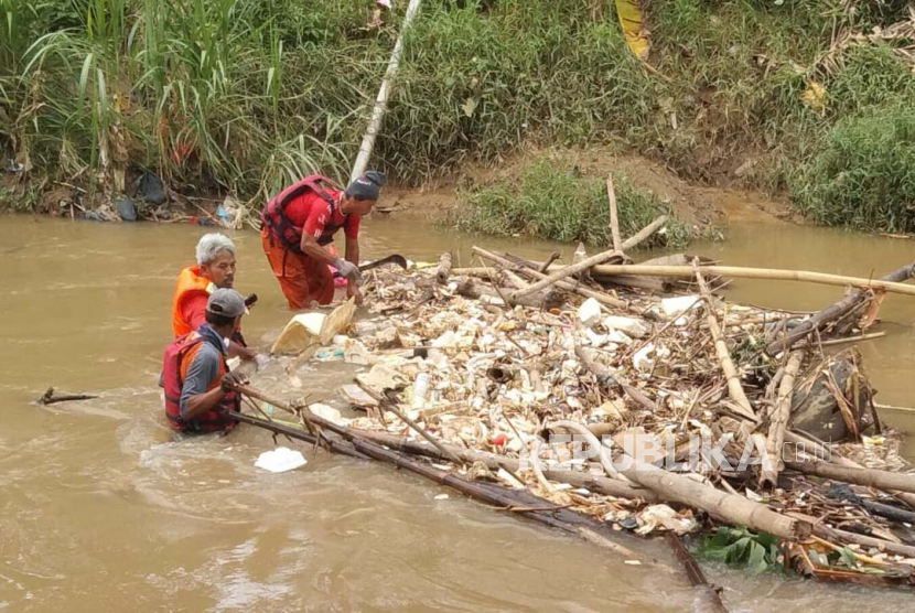 Pasukan katak Dinas Lingkungan Hidup (DLH) Kota Bekasi bersama Komunitas Peduli Sungai Cileungsi (KP2C) telah mengangkat sampah yang menumpuk di sepanjang Kali Cikeas, Sabtu (4/3/2023). 