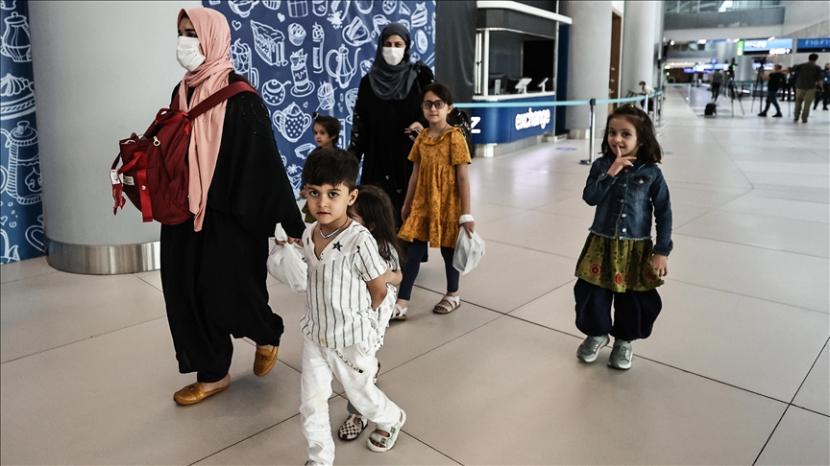 Sekitar 357 orang, termasuk 16 bayi, yang dievakuasi dari ibu kota Afghanistan, Kabul, tiba di Istanbul, Ahad (22/8).